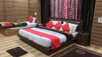 Deluxe driepersoonskamer, 1 kingsize bed, niet-roken | Gratis wifi, beddengoed