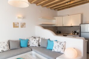 Apartamento luxo, 1 quarto, vista para a montanha, no piso térreo (1-2 Adults) | Área de estar | TV de plasma 32 polegadas com canais via satélite, TV