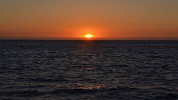 Un atardecer sobre un mar tranquilo.