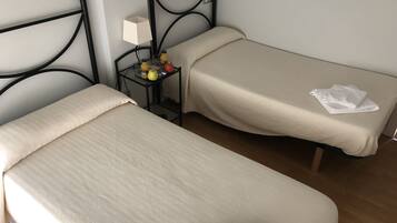 Habitación doble | Cortinas blackout, wifi gratis y ropa de cama