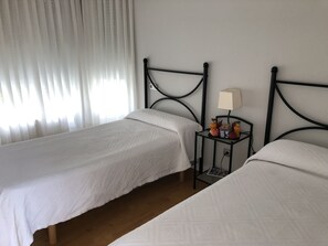 Cortinas blackout, wifi gratis y ropa de cama