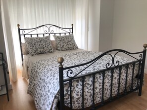 Double Room | Blackout drapes, free WiFi, bed sheets - Pensión Basagoiti (Getxo)
