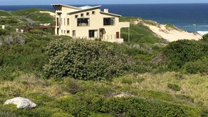 Unclassified image, 4 of 21, button - Oyster bay beach house (Oyster Bay)