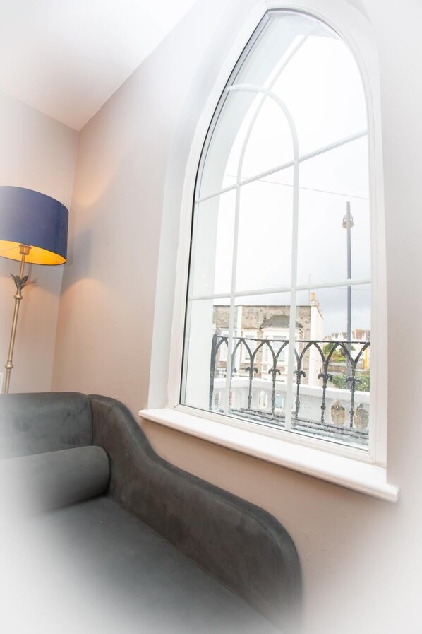 24-inch flat-screen TV with digital channels, TV - The Ibrox Lodge (Bristol)