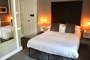 Chambre supérieure double, balcon | Décor unique, ameublement unique, bureau, accÚs au Wi-Fi (inclus)