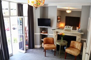 Decoración personalizada, muebles diferentes, escritorio y wifi gratis 