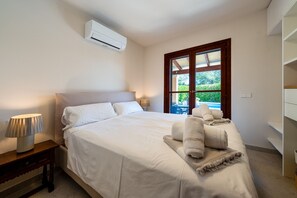 Tabla de planchar con plancha, wifi gratis y ropa de cama 