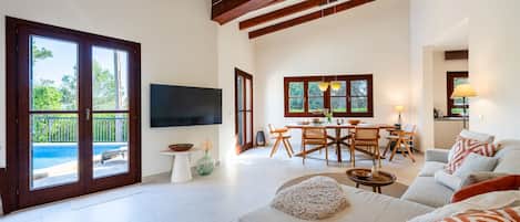TV, fireplace