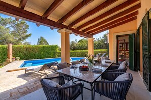 Outdoor dining - Villa Esquina in Son Mojer-Cala Santanyí, near the beach, with pool and wifi (Cala Santanyí)