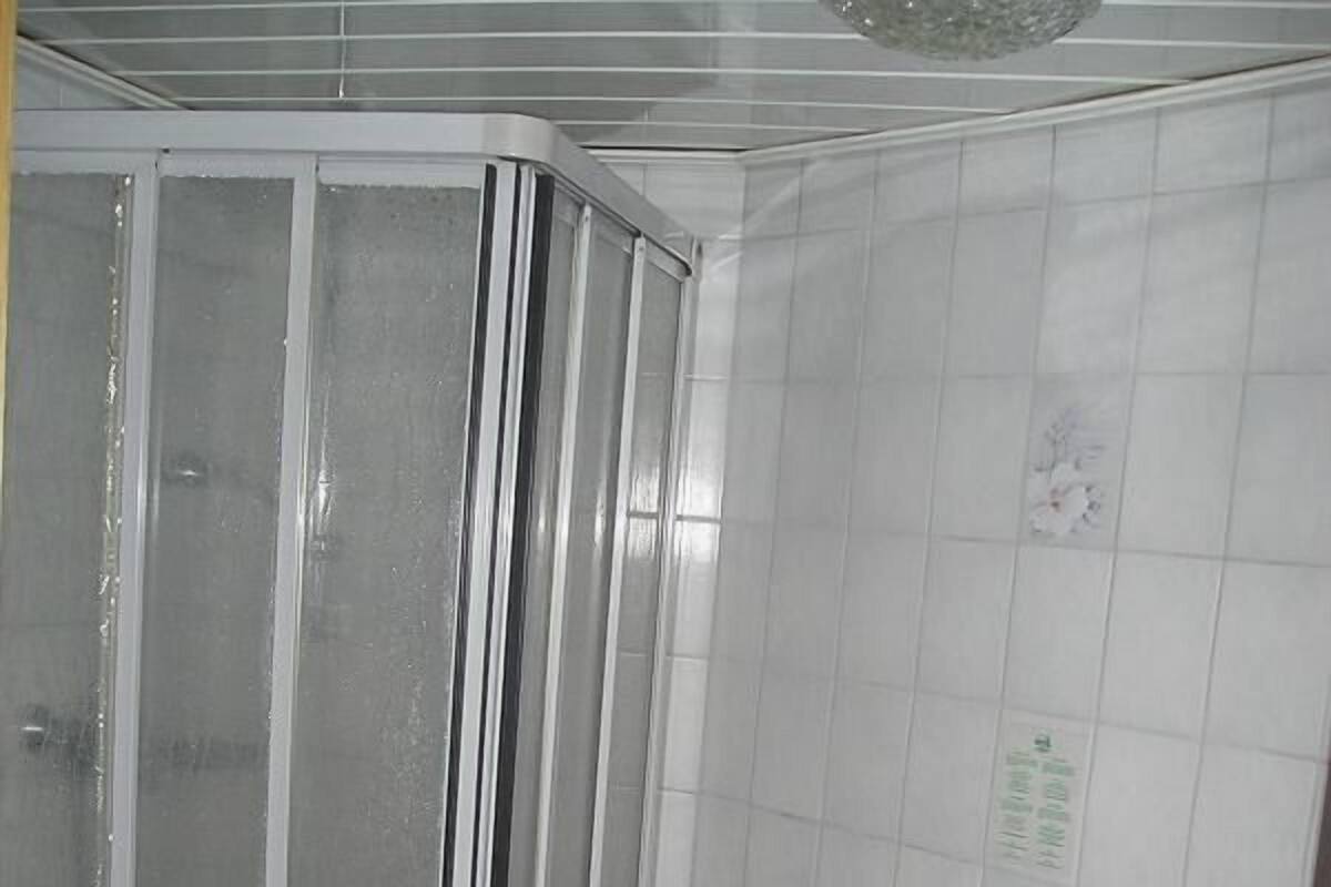 Ducha, artículos de higiene personal gratuitos y secador de pelo