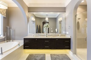 Familie villa, meerdere slaapkamers, hot tub, tuin | Badkamer | Een regendouche, een haardroger, handdoeken, shampoo