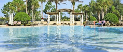 Kolam renang outdoor musiman, dengan kursi berjemur