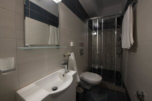 Herbergi með tvíbreiðu rúmi - sjávarsýn | Baðherbergi | Sturta, handklæði