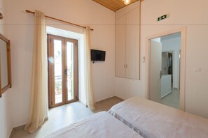 Apartamento, 2 habitaciones, vistas al mar | Sistema de insonorización, wifi gratis, ropa de cama