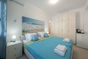 Twin Room, Sea View | Soundproofing, free WiFi, bed sheets - Elenas Rooms (Symi)