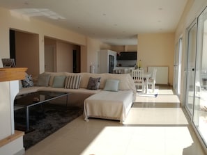 Deluxe Apartment, 3 Bedrooms, Sea View | Living area