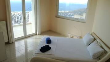 Apartemen Deluks, 3 kamar tidur, pemandangan laut | 4 kamar tidur, seprai antialergi, tirai kedap cahaya, dan kedap suara