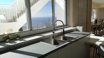 Apartemen Deluks, 3 kamar tidur, pemandangan laut | Dapur pribadi | Lemari es besar, microwave, oven, dan kompor