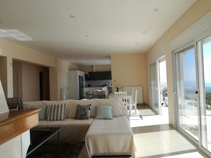 Deluxe Apartment, 3 Bedrooms, Sea View | Living area