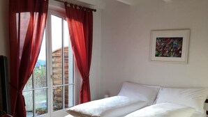 Desk, WiFi (free), bed sheets - Pension Marina (Rüttenen)