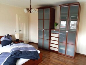 2 quartos, berço de viagem, Wi-Fi, roupa de cama