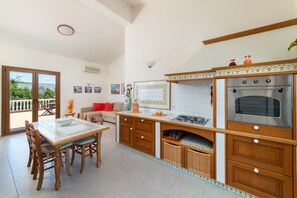 Villa | Privat køkken | Køleskab/fryser i fuld størrelse, mikrobølgeovn, ovn, kogeplade