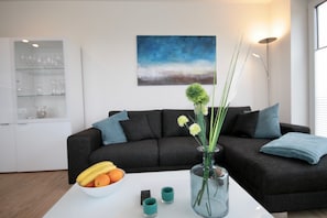 Lägenhet - 2 sovrum - balkong (incl 90€ cleaning and 12€ service fee) | Vardagsrum | Platt-tv