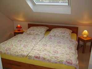 2 bedrooms, travel crib, WiFi