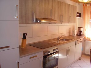 Kühlschrank, Mikrowelle, Ofen, Geschirrspüler