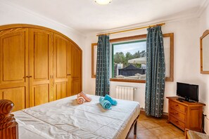 3 bedrooms, iron/ironing board, free WiFi, bed sheets