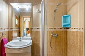 Badewanne, Haartrockner, Handtücher