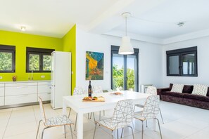 Villa, plusieurs lits, non-fumeurs | Cuisine privée | Réfrigérateur, micro-ondes, four, plaque de cuisson
