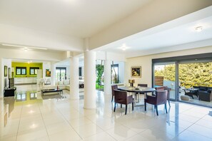 Vil·la, diversos llits, no fumadors | Cuina privada | Frigorífic, microones, forn i placa de cuina 