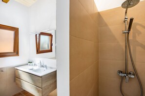 Douche, serviettes fournies