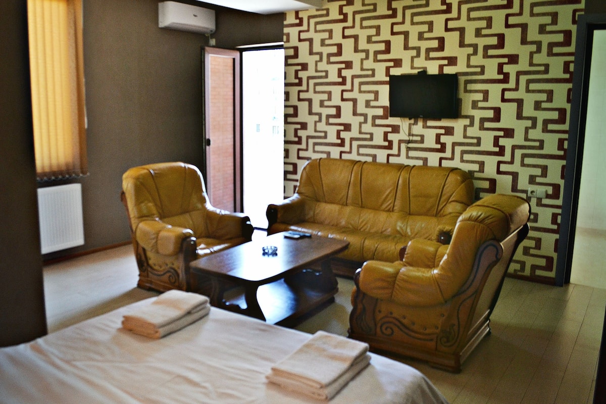 Deluxe Suite, Multiple Beds, Non Smoking | Blackout drapes, WiFi (free), bed sheets