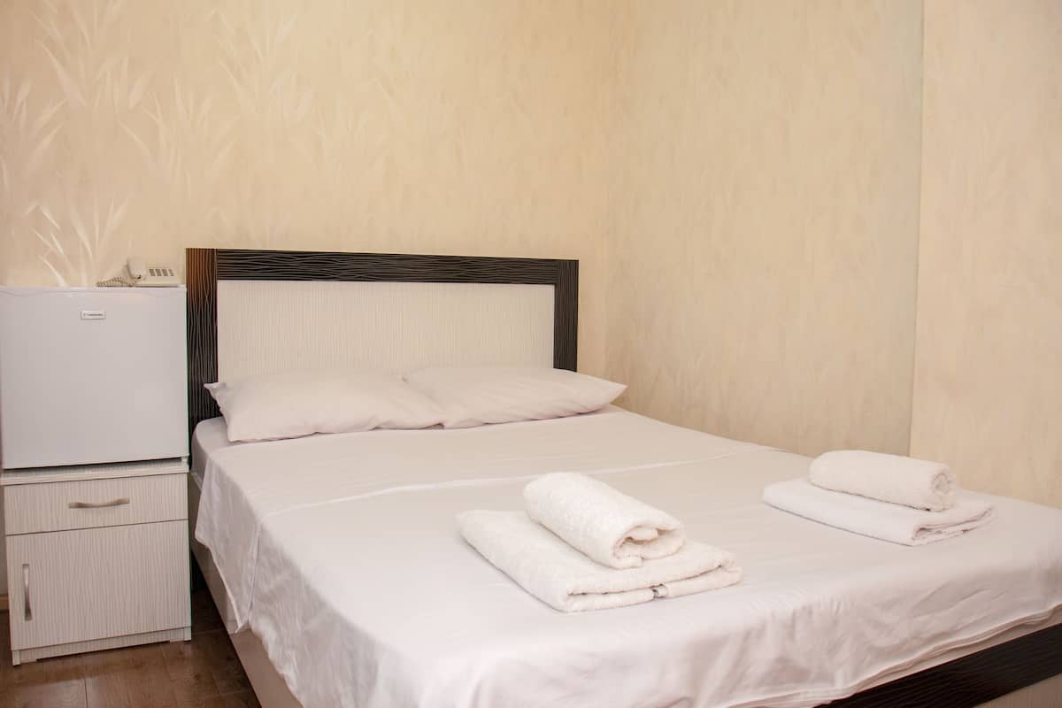 Double Room, 1 Double Bed, Non Smoking | Blackout drapes, WiFi (free), bed sheets