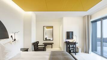 1 kamar tidur, minibar, brankas, dan meja kerja