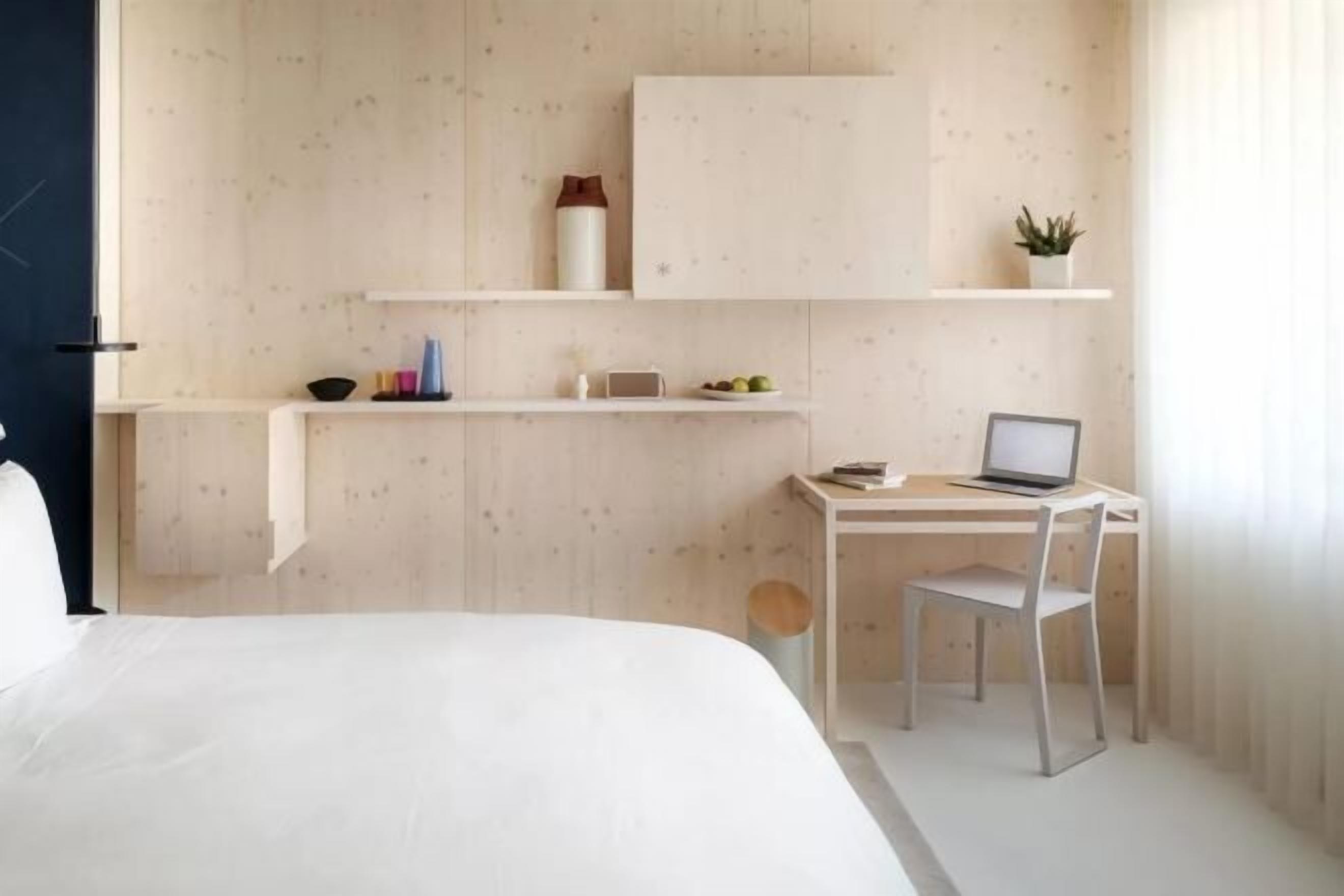 Een minibar, een kluis op de kamer, een bureau, verduisterende gordijnen