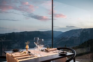 Petit déjeuner, déjeuner et dîner servis sur place