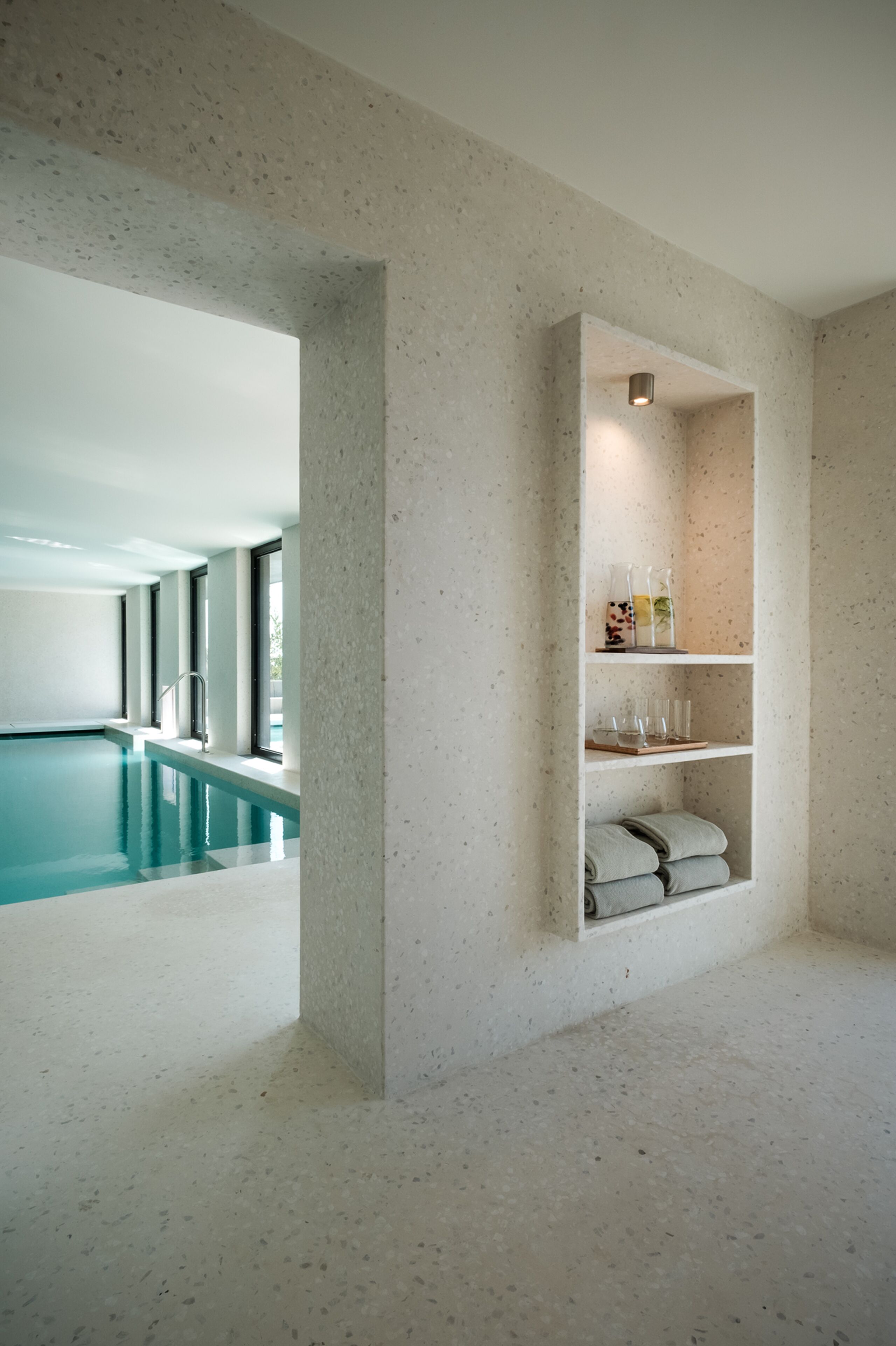 Una piscina techada, una piscina al aire libre