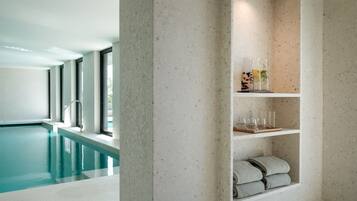 Inomhuspool och utomhuspool