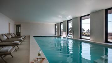 Kolam renang indoor dan kolam renang outdoor