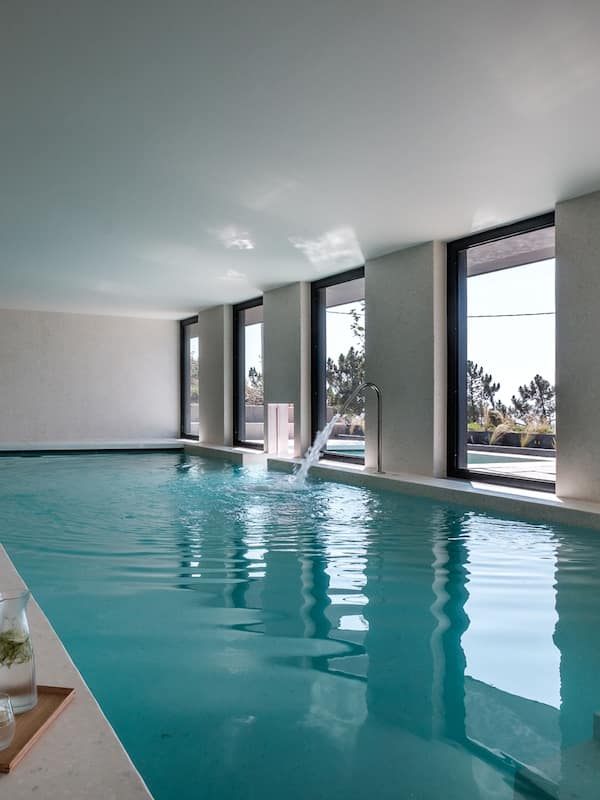 Una piscina techada, una piscina al aire libre