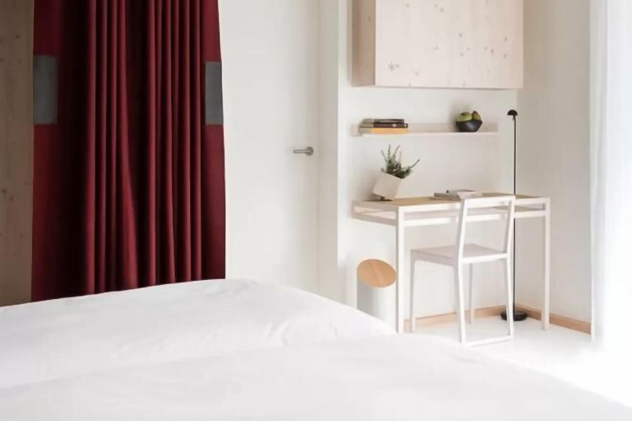 Een minibar, een kluis op de kamer, een bureau, verduisterende gordijnen