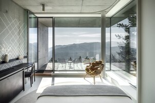 Minibar, caja de seguridad en la habitación y escritorio 