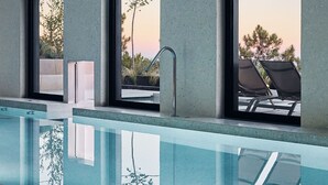 Kolam renang indoor dan kolam renang outdoor
