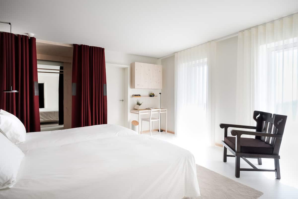 Comfort Montanha Plus | 1 bedroom, minibar, in-room safe, desk