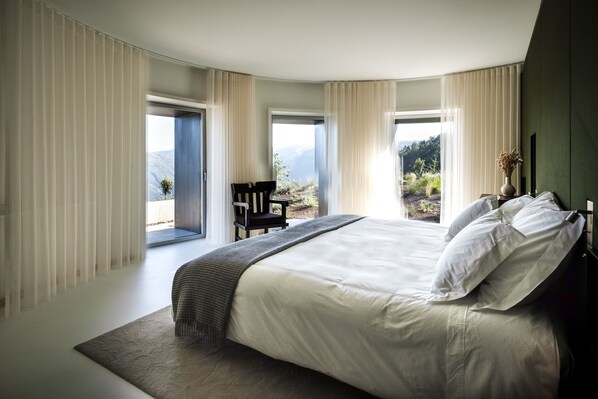 Minibar, Zimmersafe, Schreibtisch, Verdunkelungsvorhänge