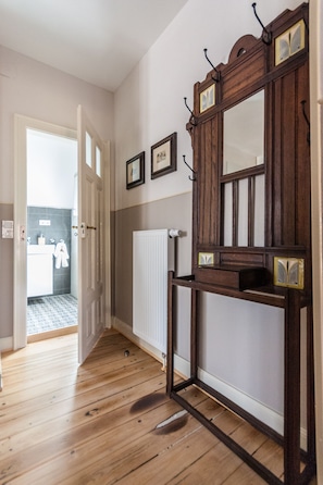 1 habitación, tabla de planchar con plancha, wifi gratis y ropa de cama