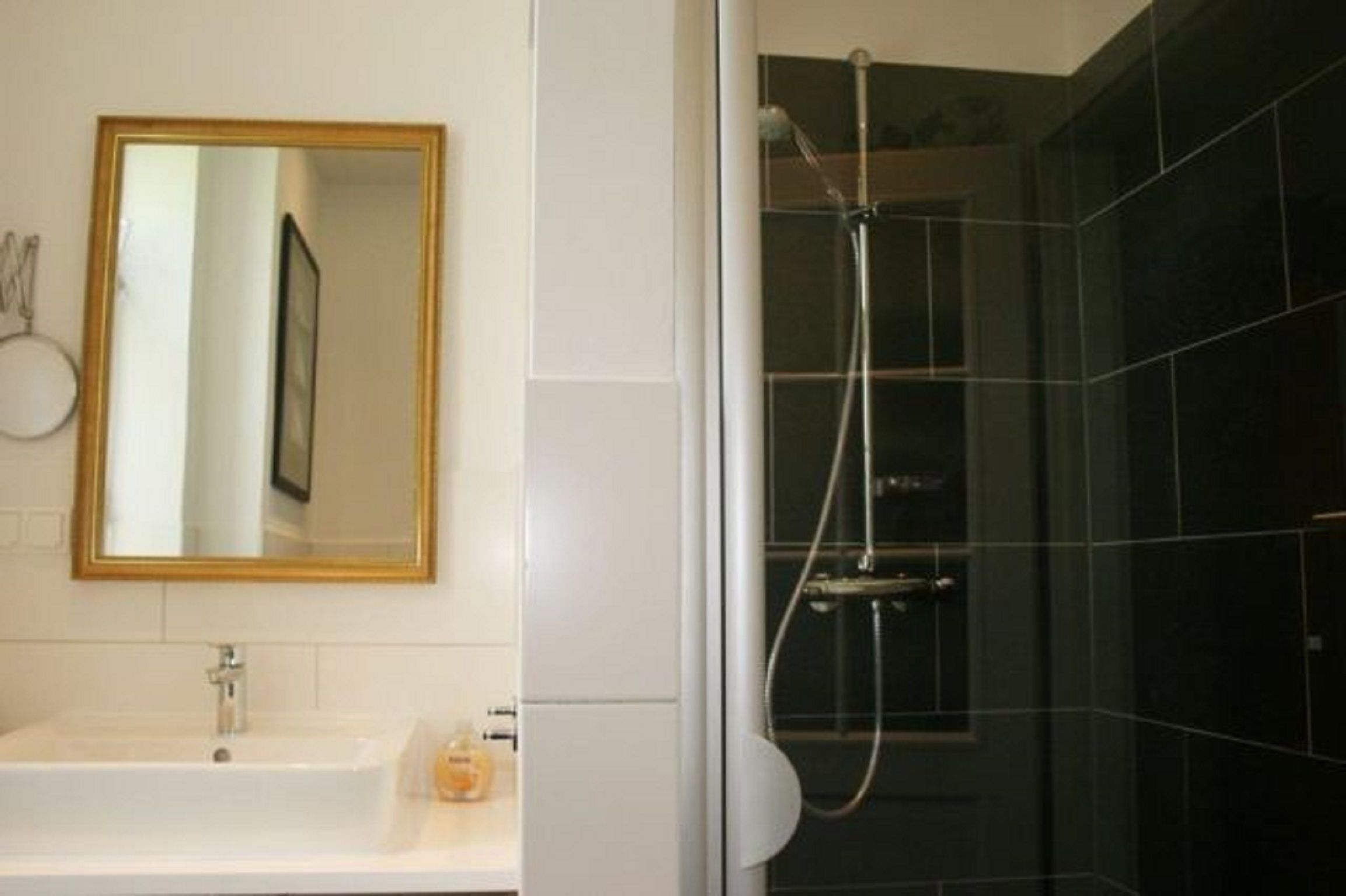 Douche, sèche-cheveux, serviettes fournies